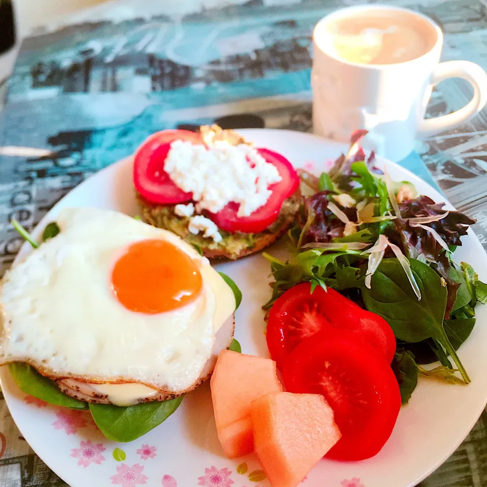 休日の昼ごはん♪オープンサンド🍅🥑🍳🍖🧀|キノコ🍄さん