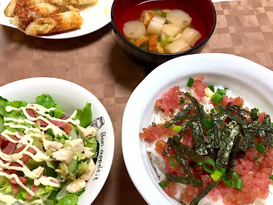 ネギトロ丼
サラダ
キノコとふのすまし汁
ちくわのチーズ磯辺揚げ|かなりんさん