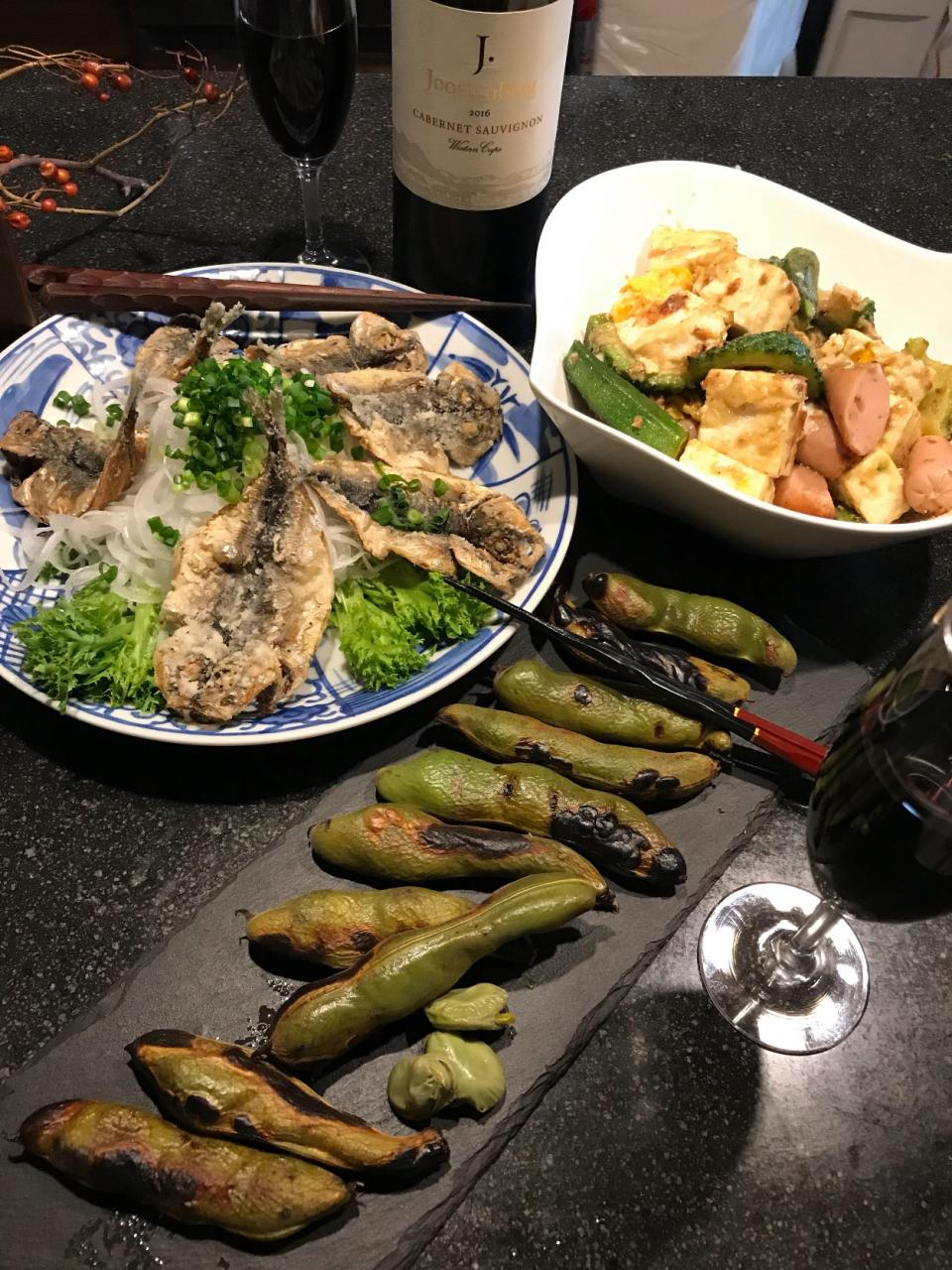 夜ご飯に久しぶりにワイン🍷。
#ソーセージおくらチャンプル
#そらまめ
#豆アジの唐揚げと、スライスオニオ