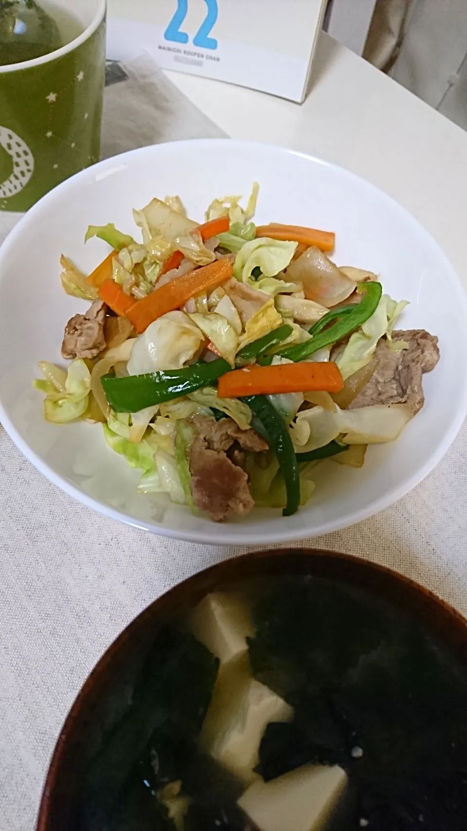 Snapdishの料理写真:野菜炒め&豆腐の味噌汁 #いつもの #ぶなしめじ #新玉ねぎ #わかめ|やのさん