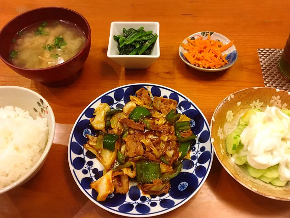 18/05/22 夕飯♪ 回鍋肉 人参きんぴら ほうれん草胡麻和え 味噌汁 玉ねぎヨーグルト＆きゅうり|ikukoさん