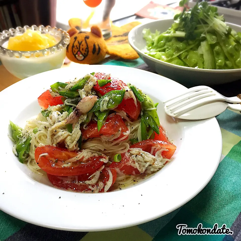 干し椎茸の戻し汁を使って、そうめんで釜揚げしらすとトマトと絹さやの冷製カッペリーニ風🐟🍅🍄♡|🇯🇵ともこちゃん。さん