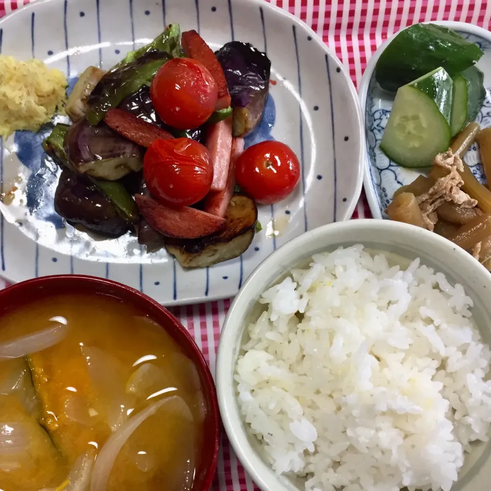 Snapdishの料理写真:朝食、茄子とピーマンのソテー、南瓜味噌汁|Isimura Hidekiさん