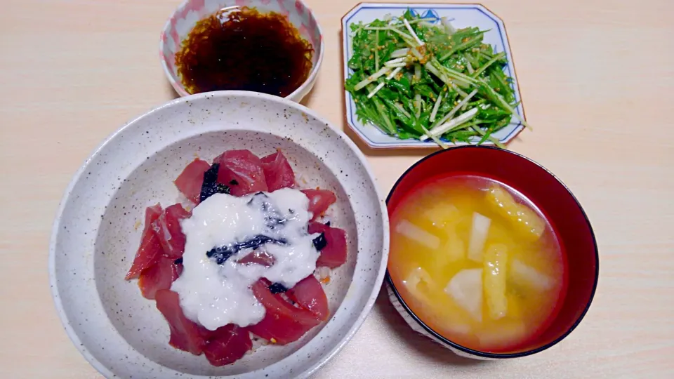 Snapdishの料理写真:４月２８日　漬け丼　水菜のサラダ　もずく　大根と厚揚げのお味噌汁|いもこ。さん