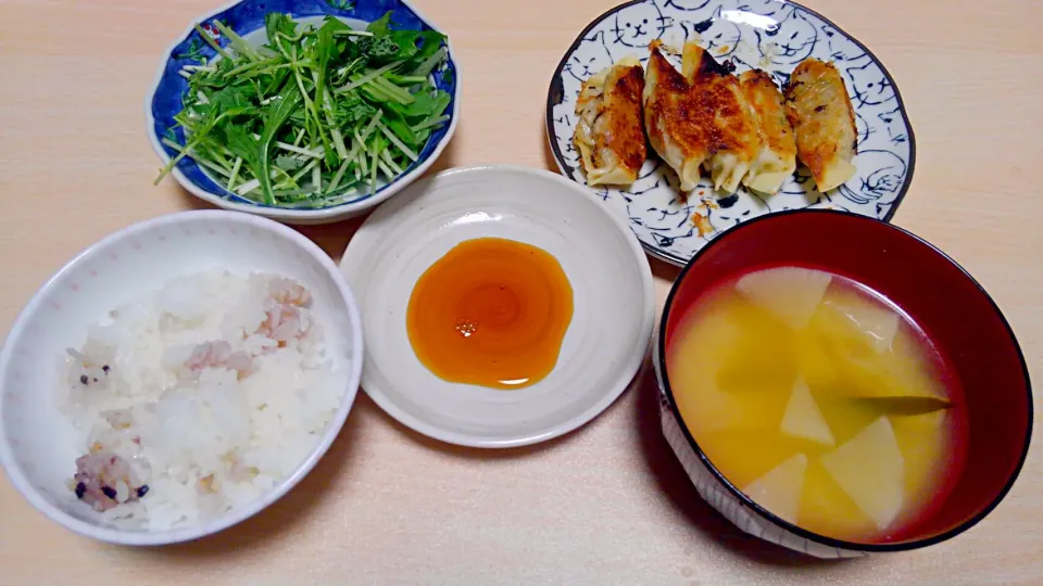 ４月３０日　餃子　水菜のサラダ　大根サラダ　大根とわかめのお味噌汁|いもこ。さん