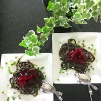 イカスミパスタにビーツの薔薇の花🌹