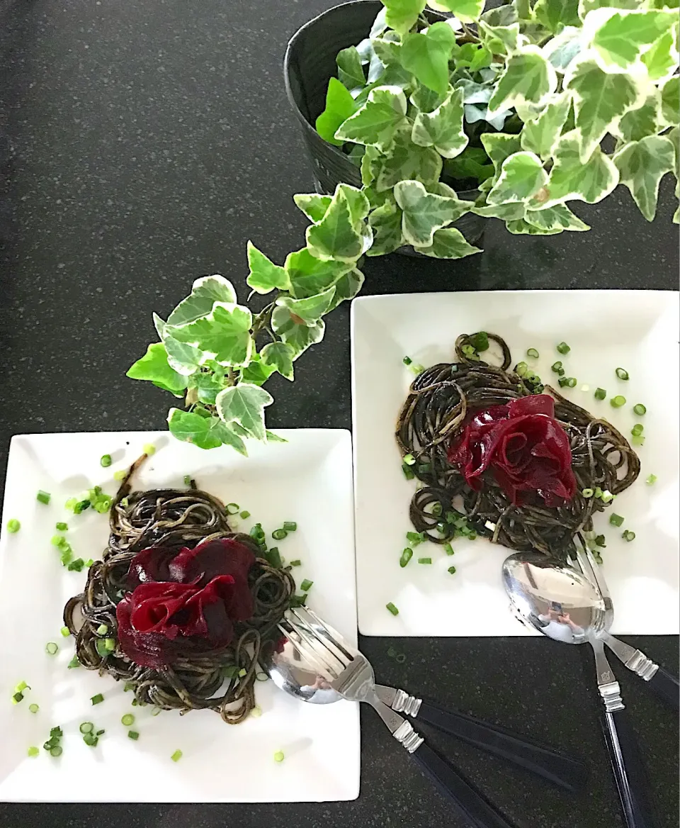 イカスミパスタにビーツの薔薇の花🌹|シュトママさん