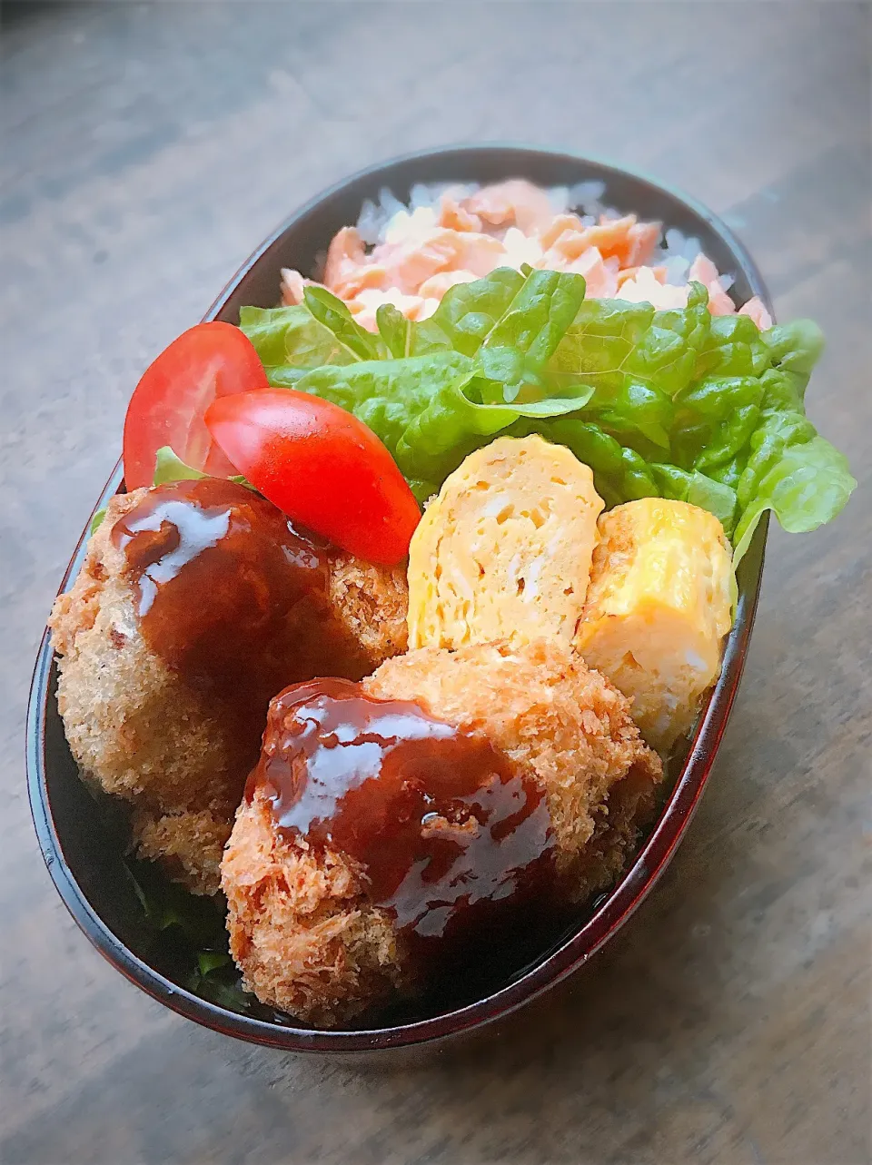 今日のお弁当
・コロッケ
・出し巻き卵
・塩シャケの混ぜご飯|akiさん