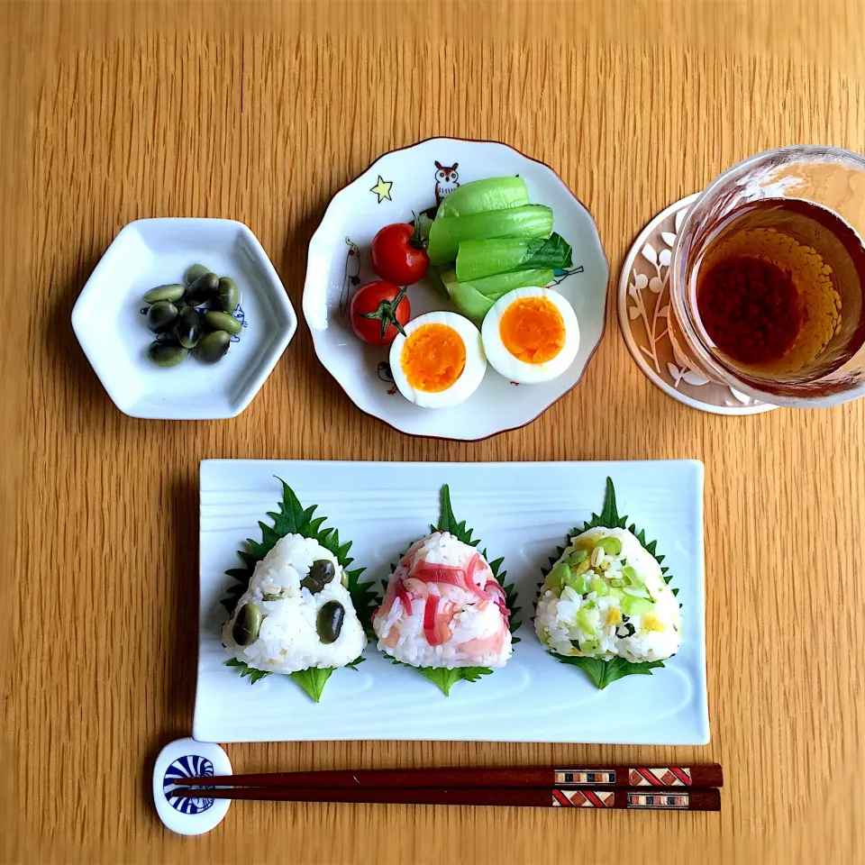 おにぎり3種  鞍掛豆の塩茹でむすび・みょうがの酢漬けむすび・我が家の定番大根の葉っぱのふりかけむすび|むぎこさん