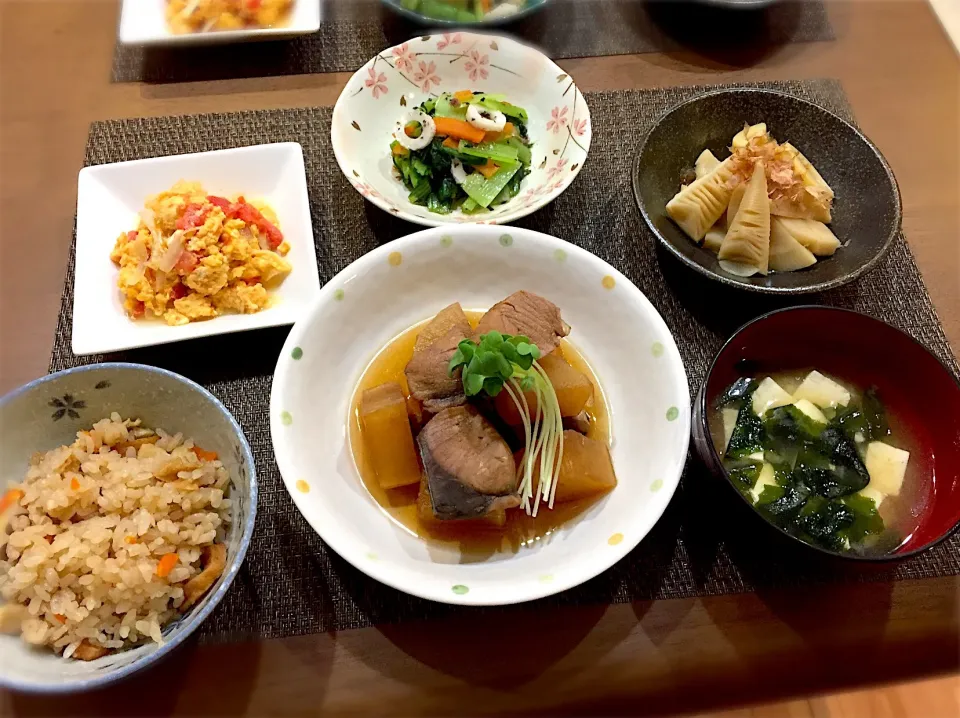 Snapdishの料理写真:炊き込みご飯・ぶり大根・たけのこの煮物・トマトの卵炒め・小松菜のゆかり和え・わかめと豆腐の味噌汁|ごまたまごさん