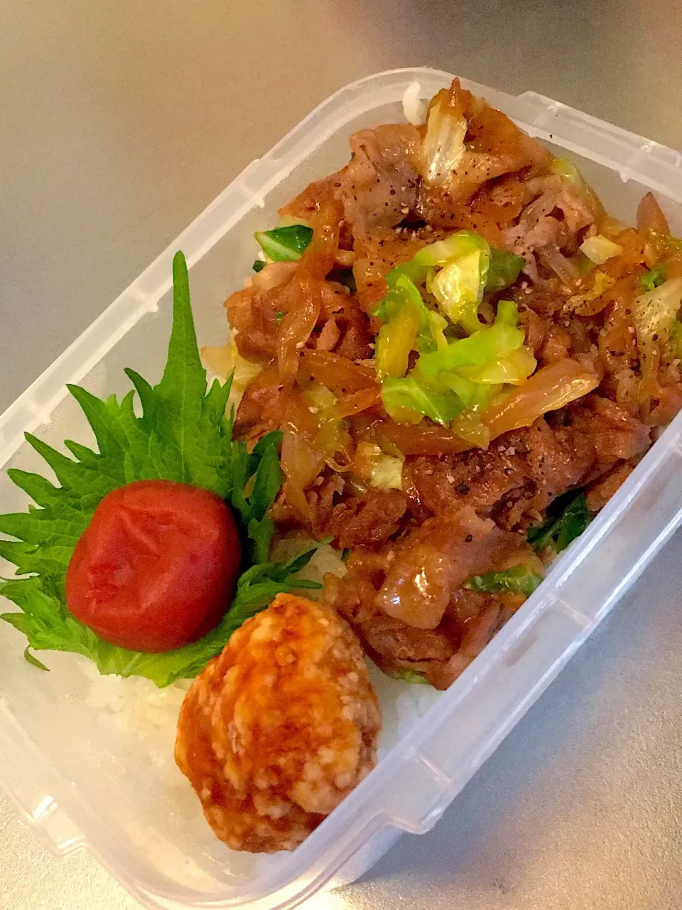 旦那弁当
 #豚肉オイスターソース炒め #梅#冷凍唐揚げ #ガッツリ系|めかぶさん