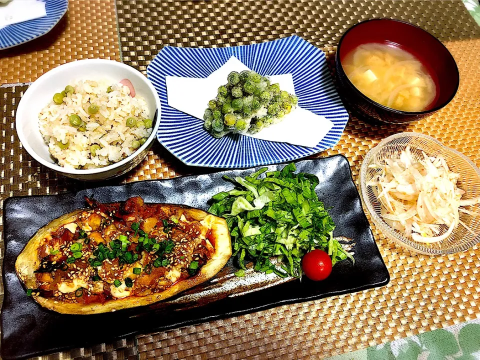 🔸米ナスの豚にんにく味噌焼 🔸グリンピースの天ぷら  🔸新玉のおかか和え 🔸ヒスイ玄米ご飯 🔸お味噌汁|ティーナさん