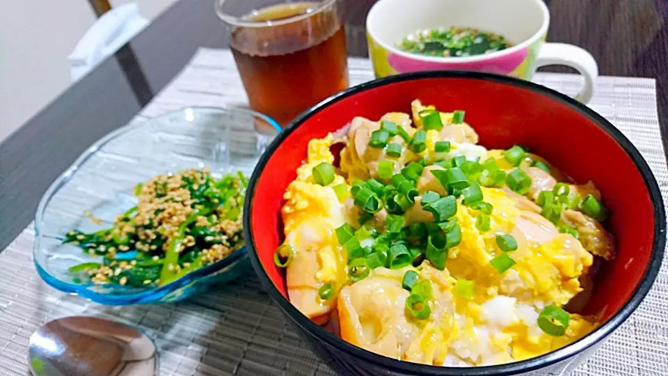 Snapdishの料理写真:塩親子丼、ほうれん草の胡麻和え、わかめスープ|サトリさん