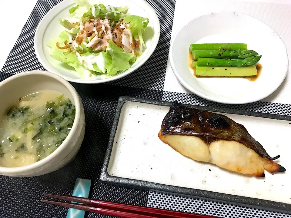 ヒラスの干物、アスパラソテー、あおさのお味噌汁、野菜サラダ。|yukiさん