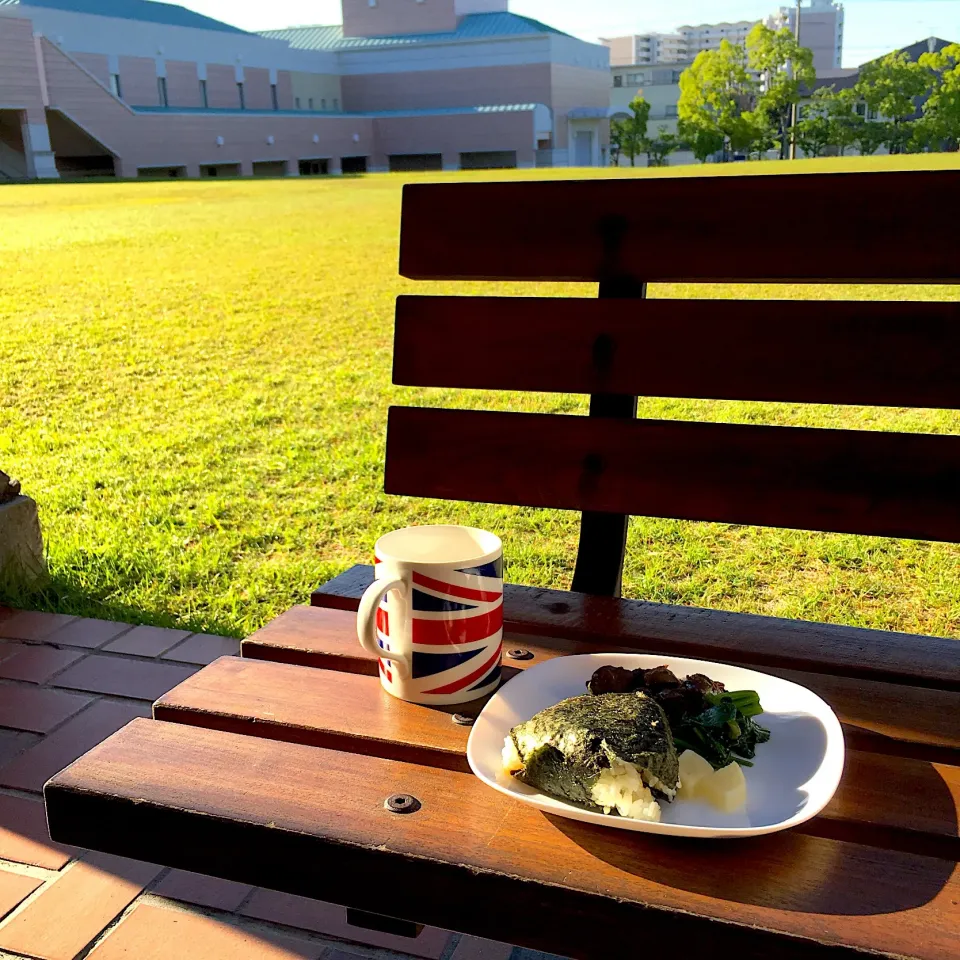 朝からピクニック♬ (▰˘◡˘▰)☝︎
 #ワンプレート  #ワンプレート朝食  #お弁当  #弁当  #obento  #bento  #おにぎり弁当  #大阪芸術大学短期大学部  #実家のお母ちゃん|Yoshinobu Nakagawaさん