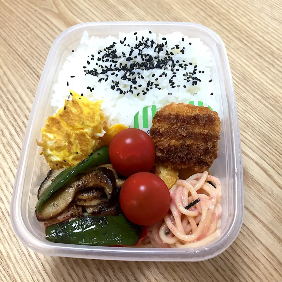 Snapdishの料理写真:木曜日の旦那さんのお弁当☺︎ #お弁当記録  #ピーマンとエリンギ炒め|むさけんさん