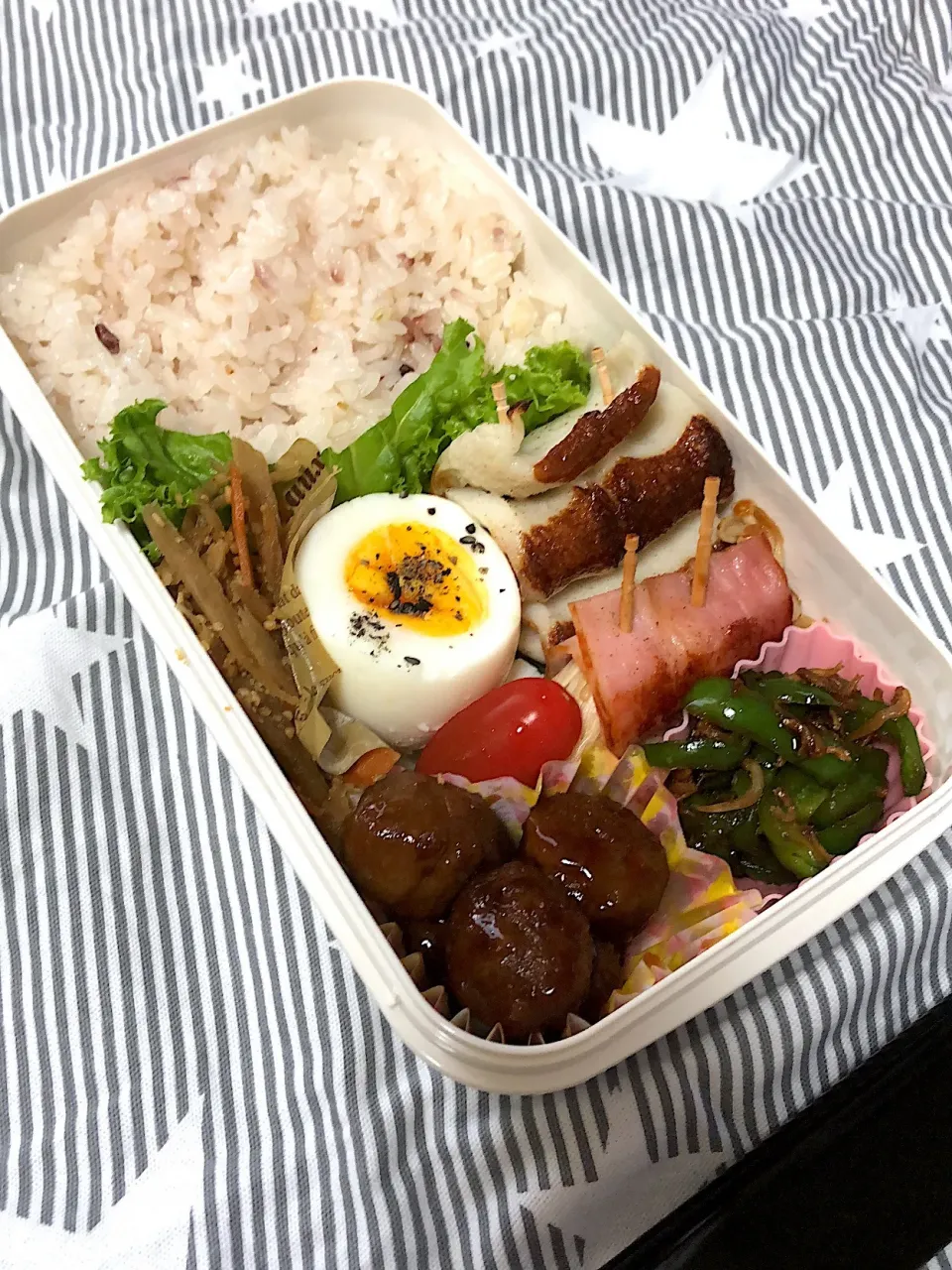 5.24 旦那弁当🌸
ちくわチーズロール・えのきベーコン・ミートボール・ちりめんピーマン・ごぼうのきんぴら・ゆで卵|のん∞さん