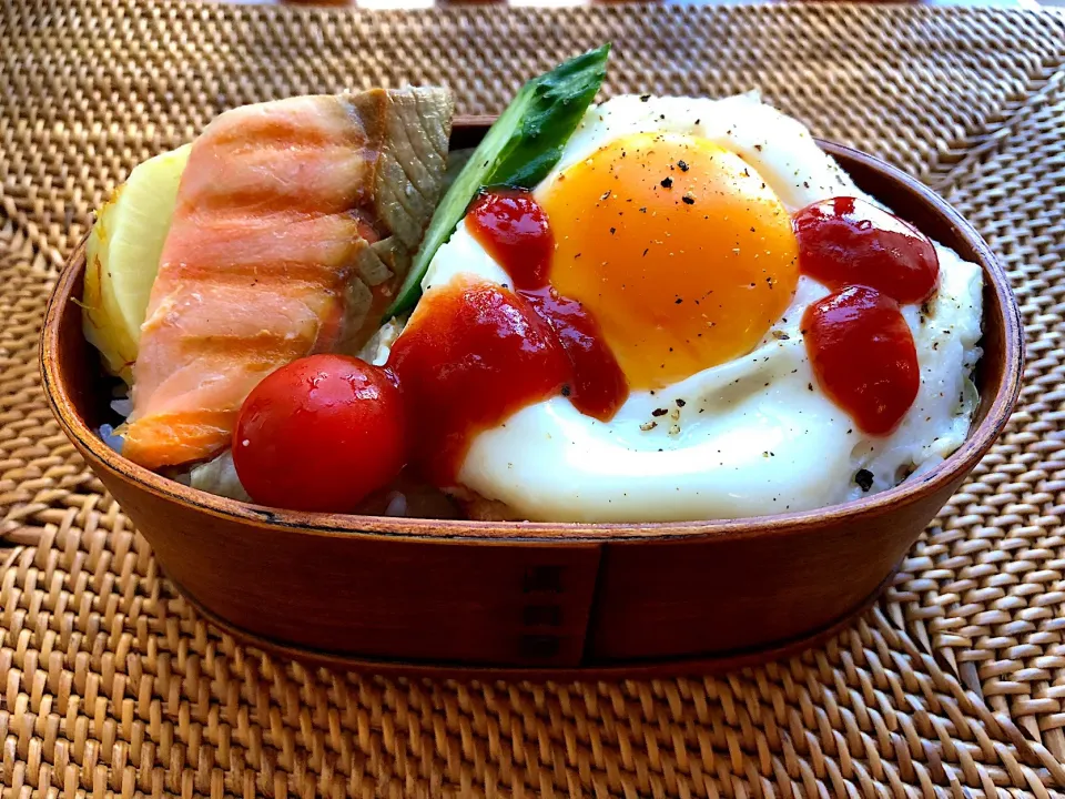 お弁当🍱簡単🍱弁当

鮭、目玉焼き、乗っけて弁当🍱
 #お弁当  #目玉焼きのせ  #鮭弁当  #ケチャップ  #セゾンファクトリー  #わっぱ弁当  #札幌 #中島公園|Yukie  Toriseさん