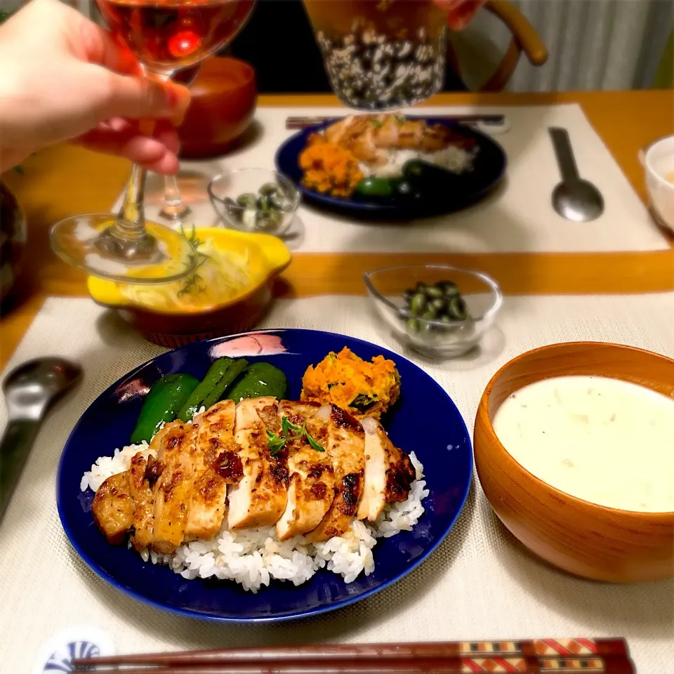 塩麹漬けトンテキ丼とクリームスープの晩ごはん|むぎこさん