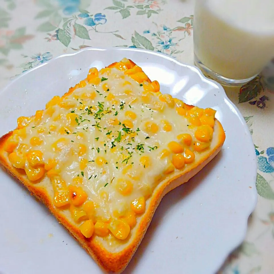 Snapdishの料理写真:コーンマヨチーズトースト🍞ダシダ入り|うたかた。さん