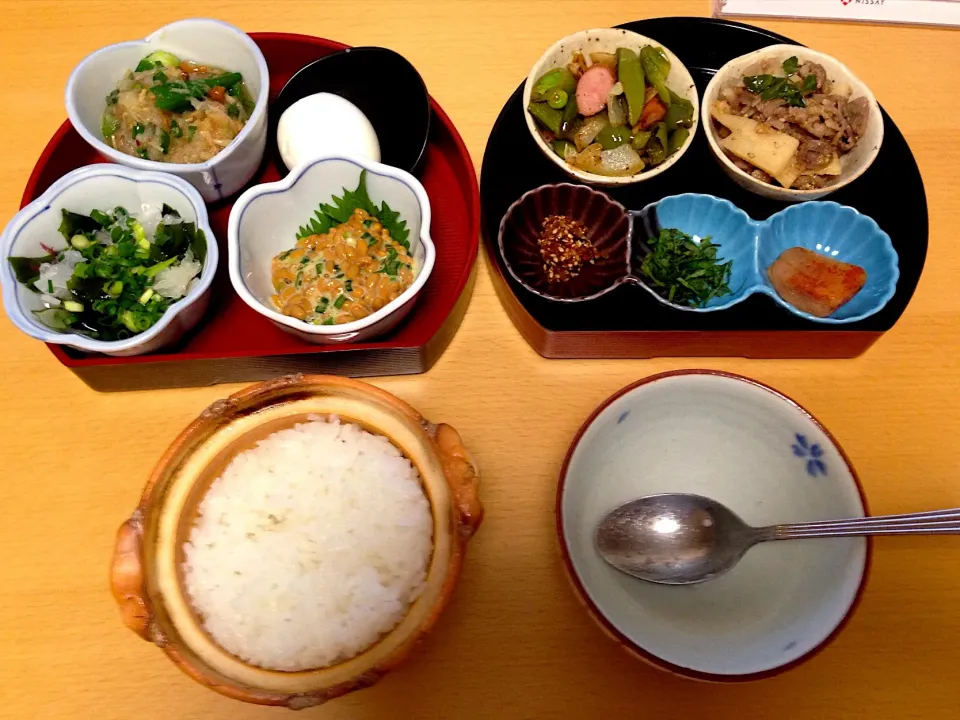 土鍋ごはん、生姜と山椒の佃煮、納豆、ところてん海藻サラダ、なめこおろし、豚肉とタケノコのさ白味噌炒め、ピーマンスナップエンドウソーセージ焼き|じゅんこさん