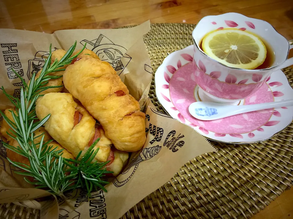 Snapdishの料理写真:激辛ウィンナ–を入れミニロール🥖紅茶でランチ|keikoさん