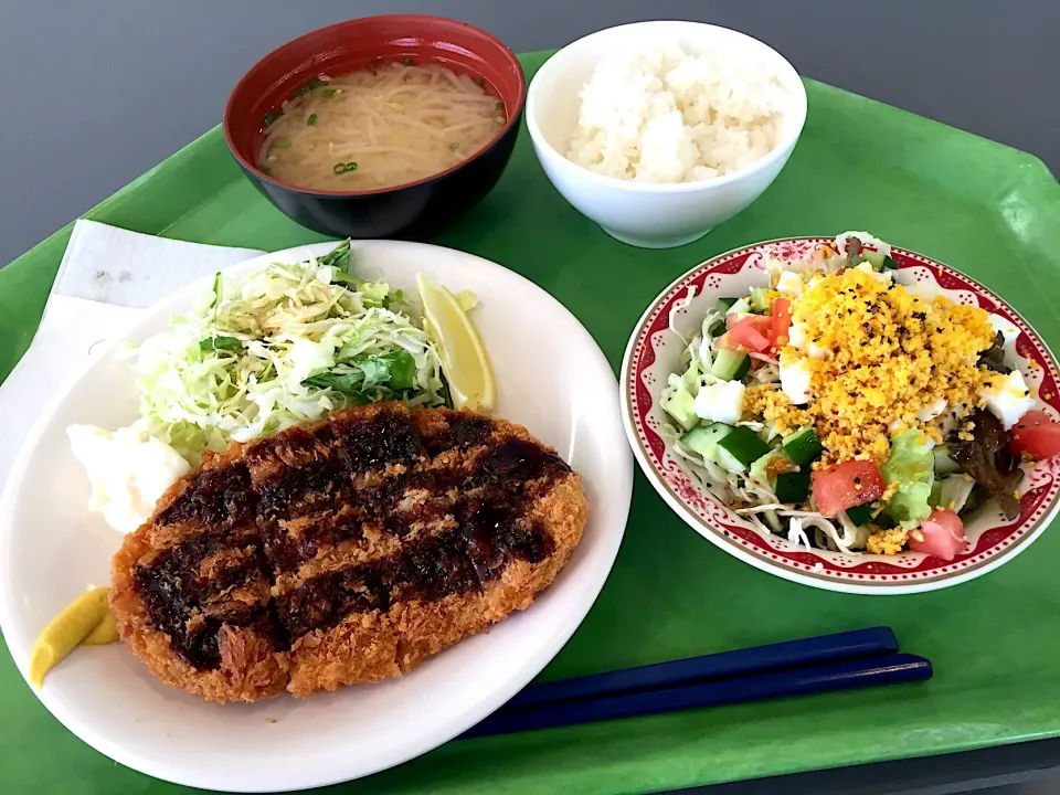 とんかつ、ミモザサラダ|Tadahiko Watanabeさん