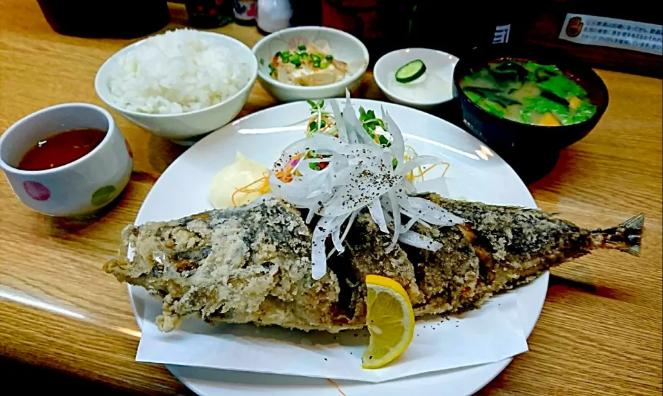 鹿児島 車やさんで鯵のから揚げ定食 でかい❗|shikaさん