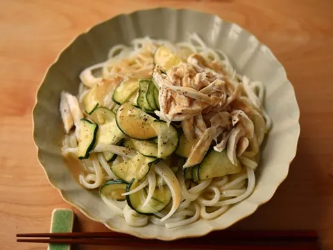 塩もみズッキーニと鶏ささみのぶっかけうどん|ヤマサ醤油公式アカウントさん