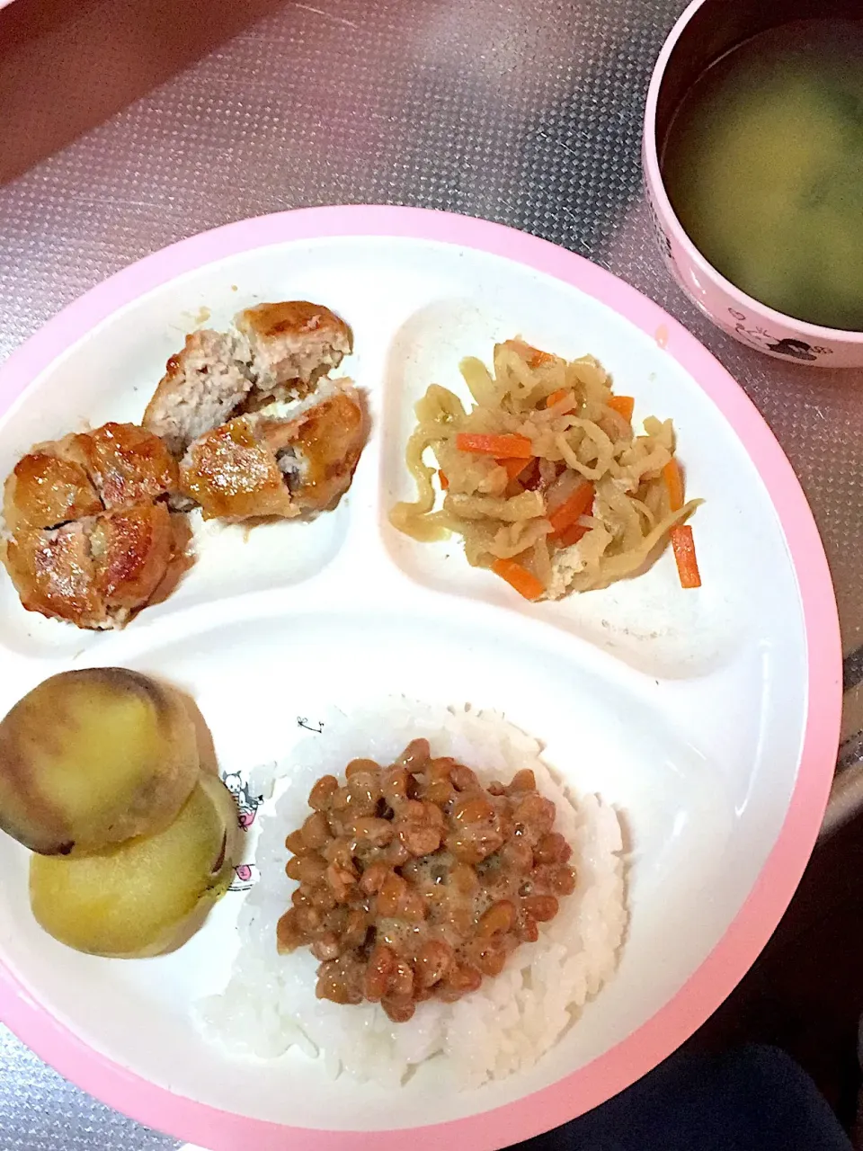 幼児食 夜
・納豆ごはん
・れんこん入りつくね
・切り干し大根の煮物
・焼き芋
・ネギとワカメのお味噌汁
・りんご|ぺろたんさん