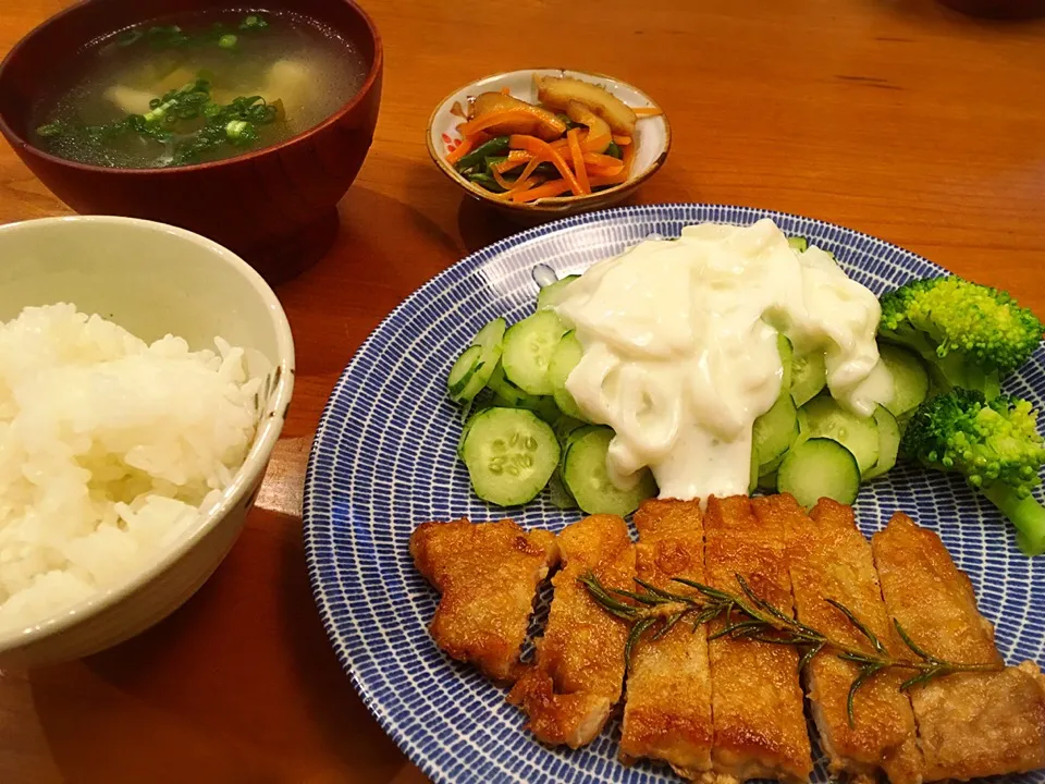 Snapdishの料理写真:18/05/24 夕飯♪ ポークソテー インゲンとさつま揚げのきんぴら 豆腐とワカメのスープ 玉ねぎヨーグルト＆きゅうり|ikukoさん