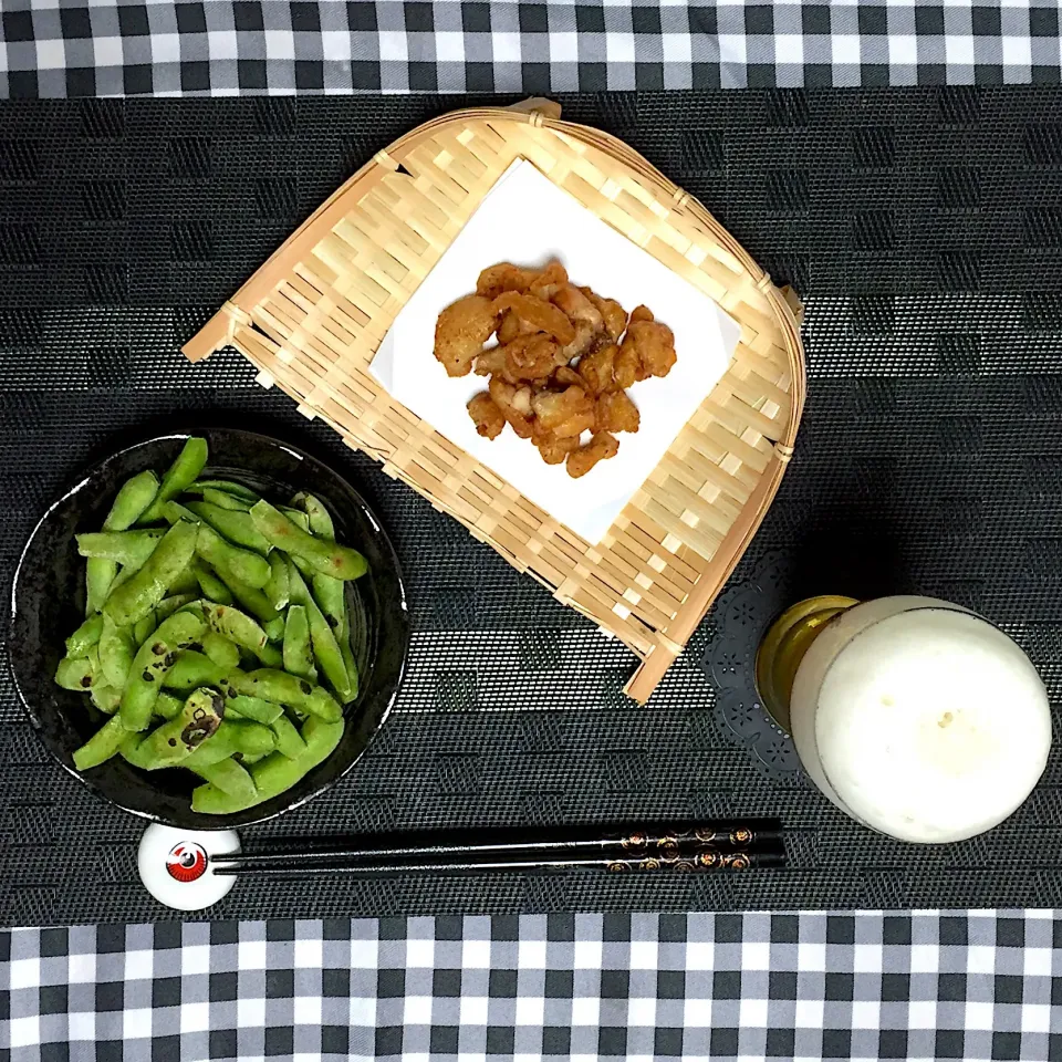 今日のおつまみ!  (^-^)
・焼き枝豆
・鶏皮のカリカリ焼き|Kei Satoさん