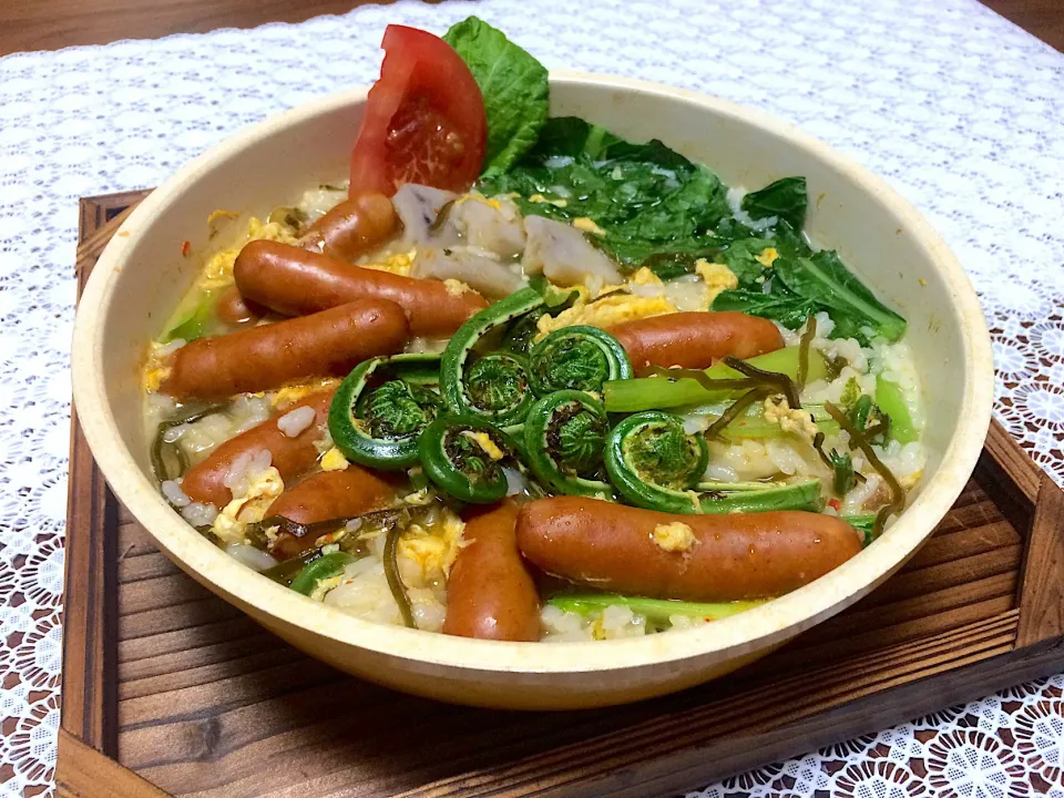 Snapdishの料理写真:こごみとウインナーあり合わせ雑炊🥘🍚🌝|ぱぴこ家さん