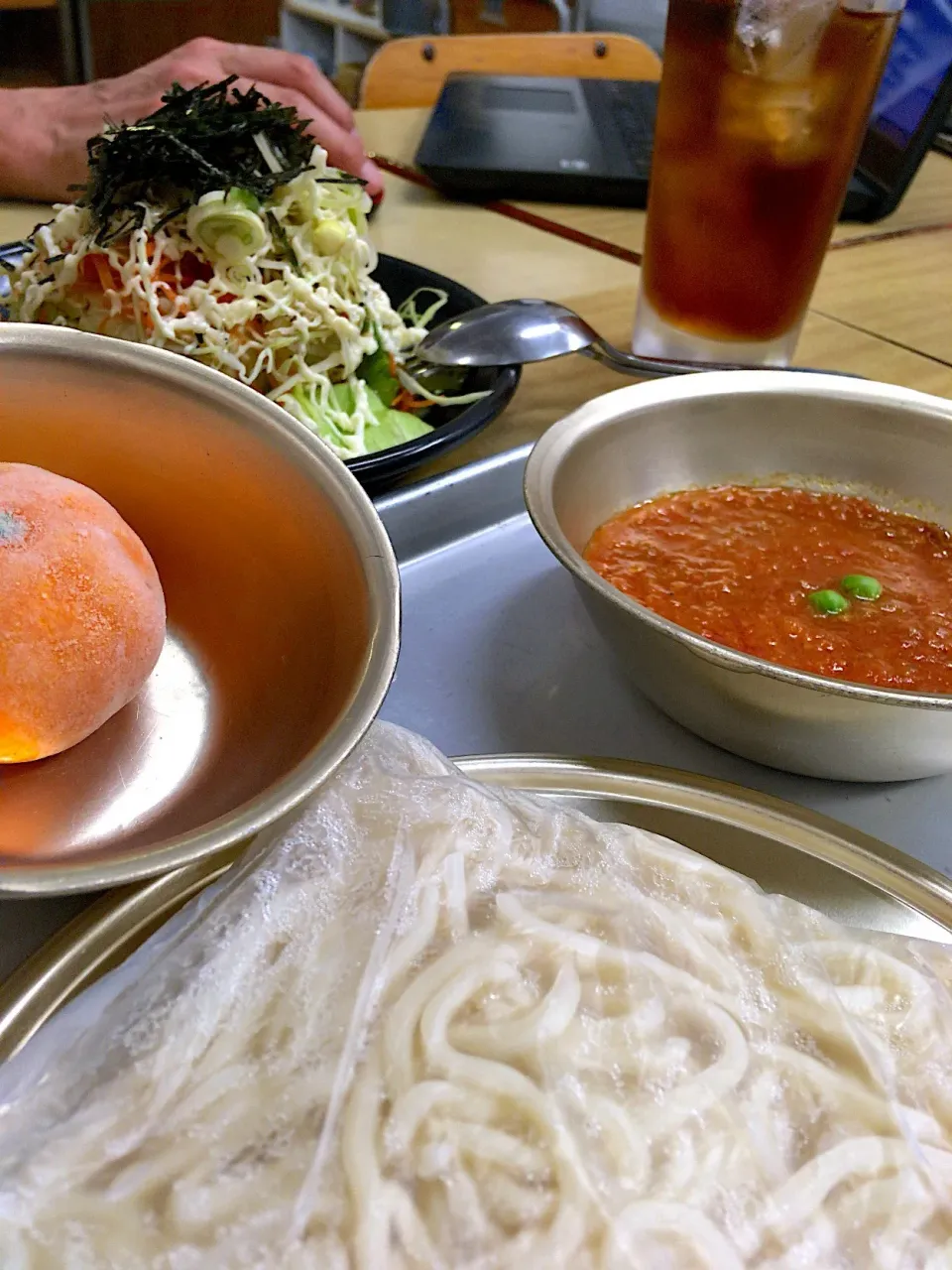 今夜の給食 ソフト麺ミートソース、豆腐チョレギサラダ、冷凍みかん、ウーロン茶|ダンディ☆和田さん