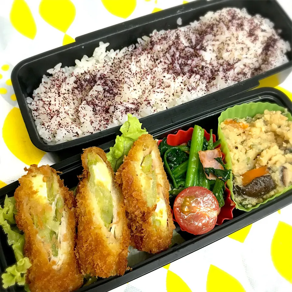 Snapdishの料理写真:👨🏻父ちゃん弁当
アスパラとチーズの豚カツ
ほうれん草とベーコンのソテー
卯の花|まいまいさん