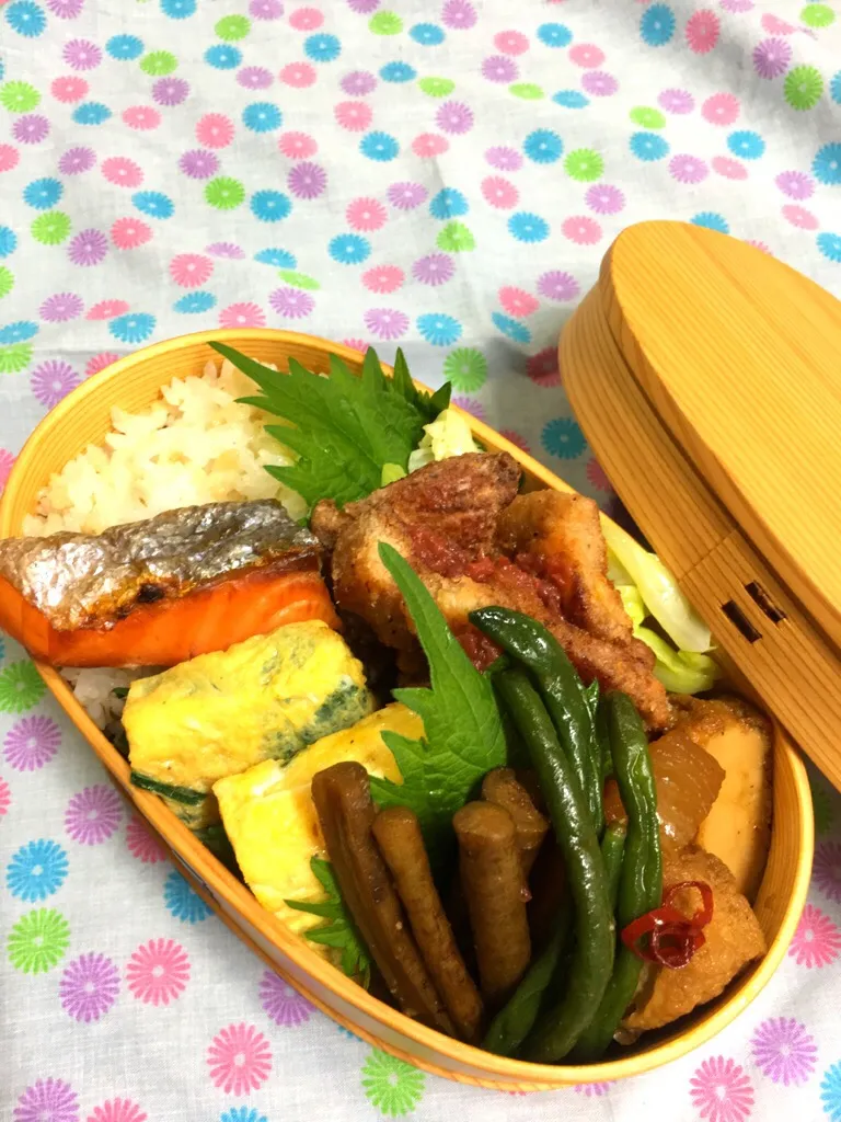 5/25 今日のお弁当🍱
・豚の漬け揚げ 梅肉風味
・ニラたっぷりの玉子焼き
・自家製塩鮭
・昨日の煮付けの野菜たち
「厚揚げ・大根・ゴボウにインゲン豆」|かっぴーさん