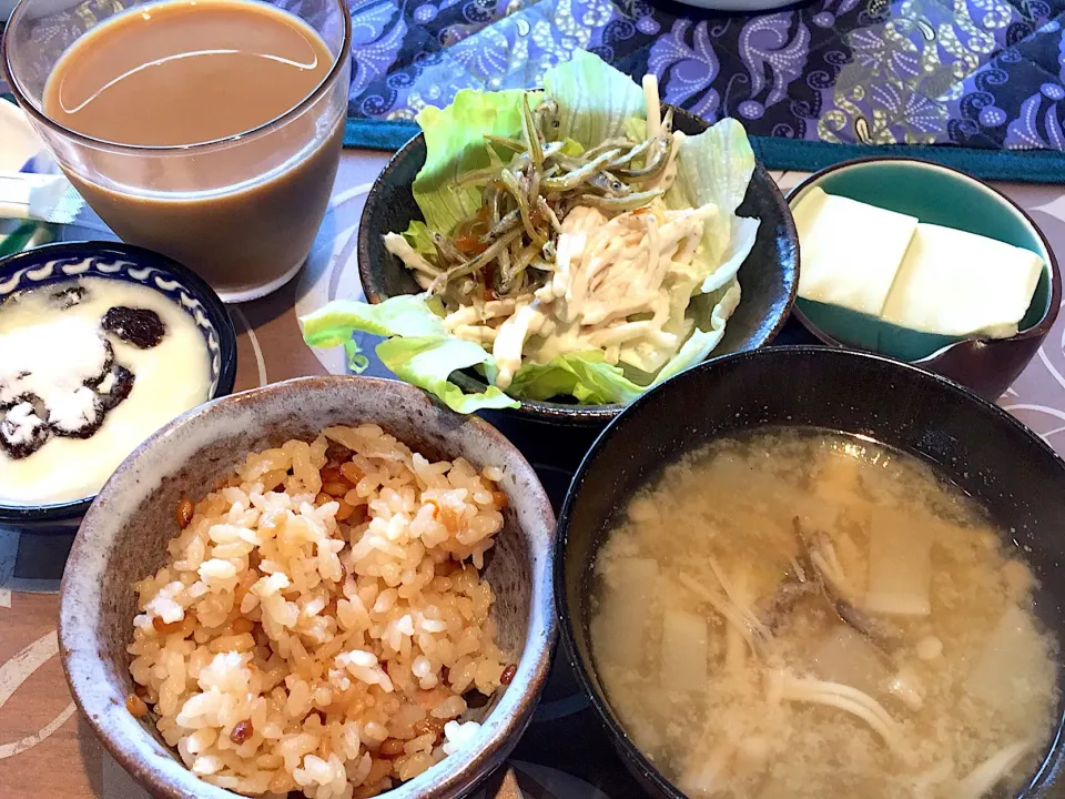 Snapdishの料理写真:朝ごはん
炊き込みご飯、具沢山味噌汁、ごぼうのサラダ、小女子、枝豆豆腐、レーズン添えヨーグルト、珈琲|かよちゃんさん