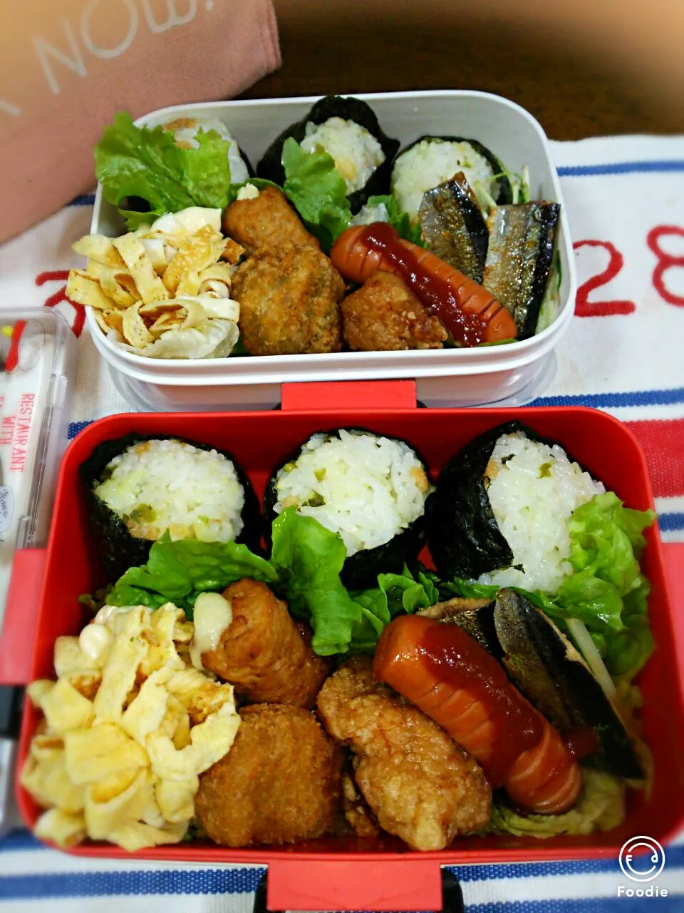 Snapdishの料理写真:娘、私弁当🍱
  天かすとシソのみの
   おにぎり🍙😃|miimiさん