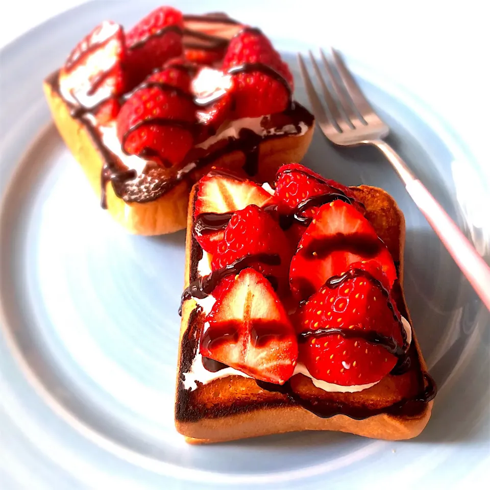 いちごとマスカルポーネのオープンサンド🍓チョコソースがけ😋|あしゃぱんさん