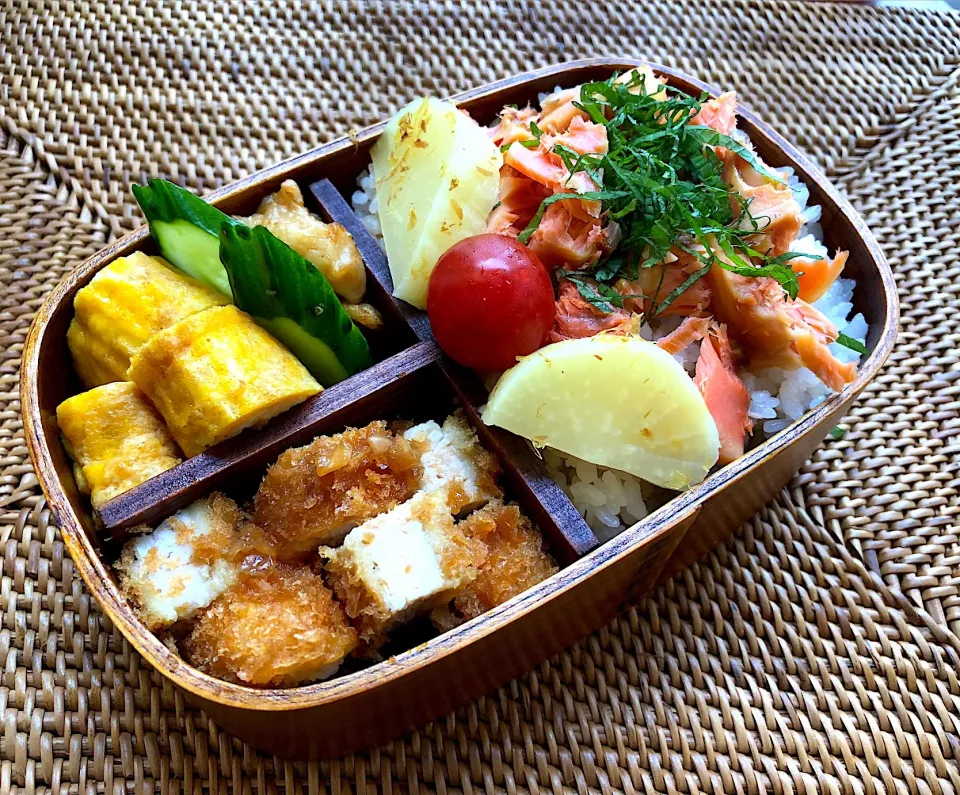 息子弁当🍱豚カツ🐷鮭をフレークにして🐟だし巻き卵🍳ナンコツ揚げ。←九州土産。豚カツソースにセゾンファクトリーの玉ねぎドレッシング使用。
 #お弁当  #わっぱ弁当  #息子弁当  #とんかつ  #鮭弁当  #札幌  #中島公園  #卵焼き  #セゾンファクトリー  #たまねぎドレッシング|Yukie  Toriseさん