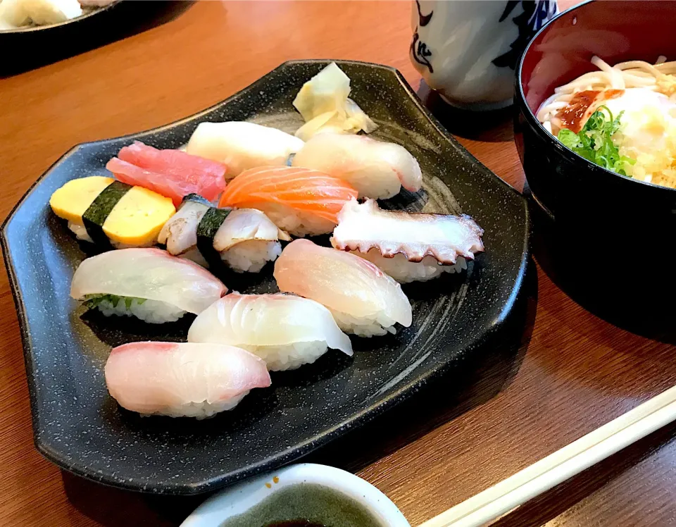 たまには栄養つけなさいと、お客さんのゴチで寿司🍣と五島うどん🍜が昨日の昼餉。さて、けふは如何したものか…|にゃあ（芸名）さん