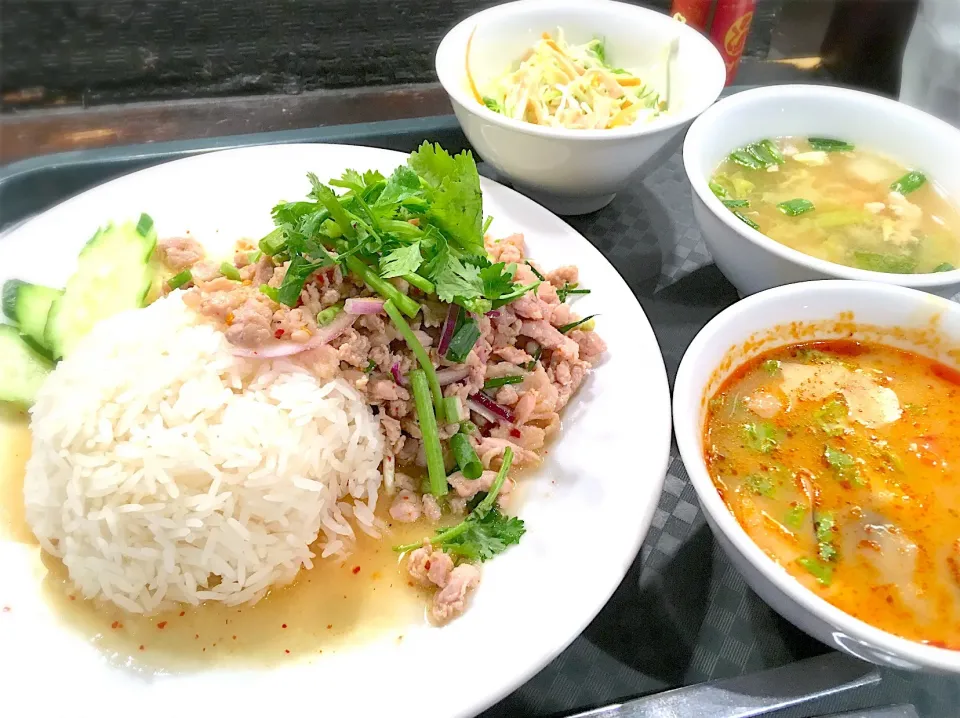 ラープ丼 ＋ トムヤムクン|リフルシャッフルさん