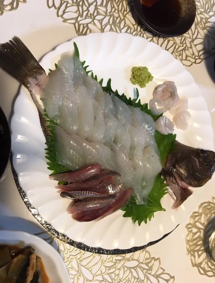 Snapdishの料理写真:姿造り： 釣りたてムシガレイ。相模湾。                                    少々、水っぽい。|酒肴菜 kun                          自 2018.5.1さん