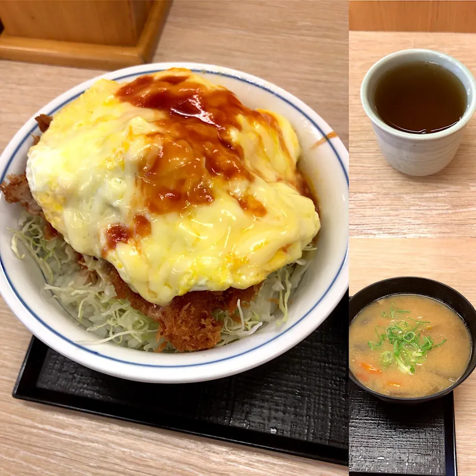 ふわとろオムチーズチキンカツ丼🍚🧀|るみおんさん