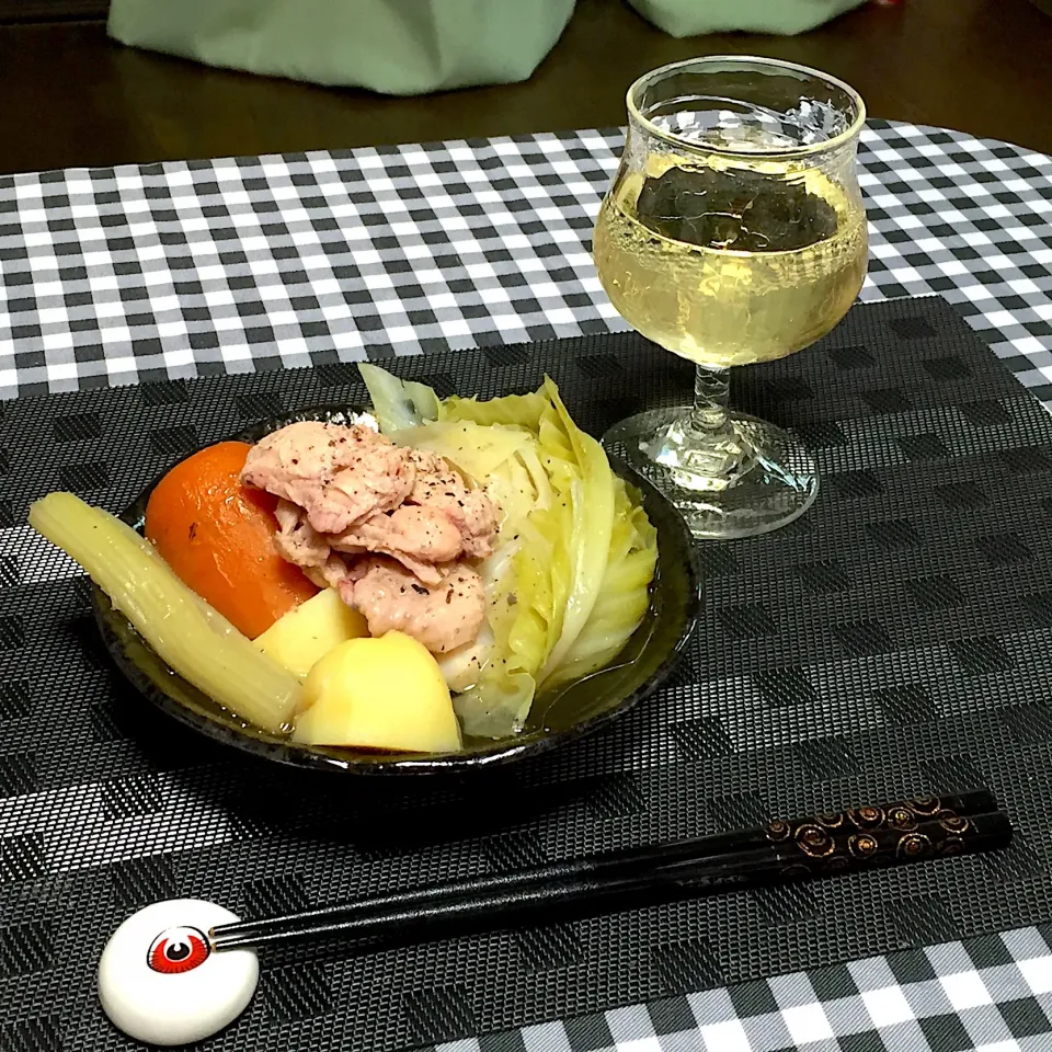 Snapdishの料理写真:鶏ムネ肉のボイルのスープでポトフ!  (^-^)|Kei Satoさん