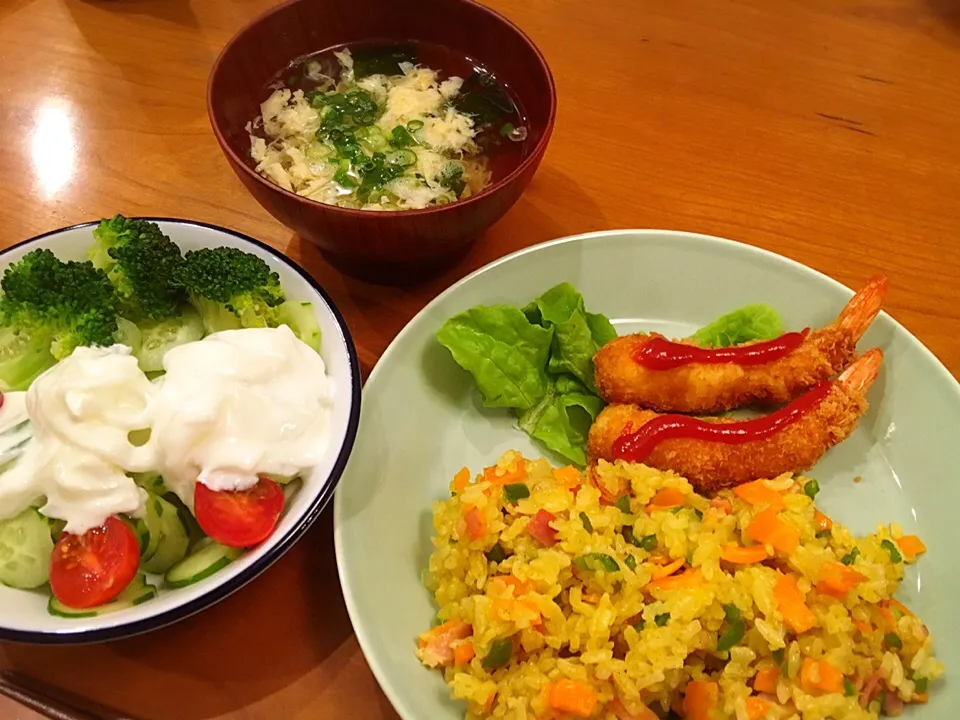 18/05/25 夕飯♪ カレーチャーハン エビフライ 卵とほうれん草のスープ 玉ねぎヨーグルト＆きゅうり|ikukoさん