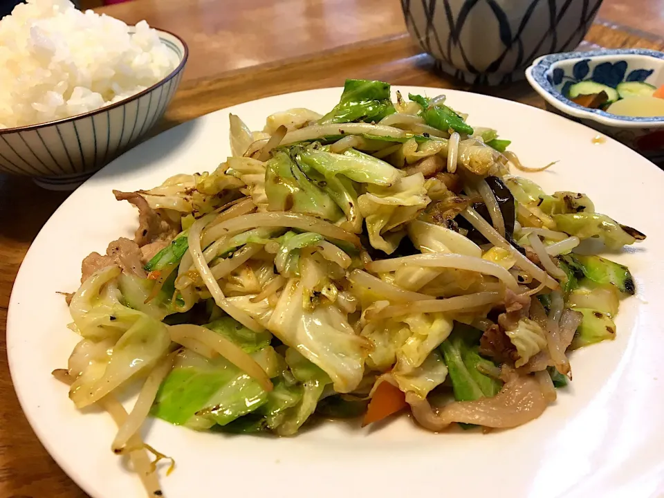 Snapdishの料理写真:営業マンの昼ごはん☀️☀️☀️
野菜炒め定食🥗
野菜炒めと冷奴、漬物４種、ごはん、味噌汁で550円とは(｡☉∆☉)ﾜｧｵ☆|ぽんたさん