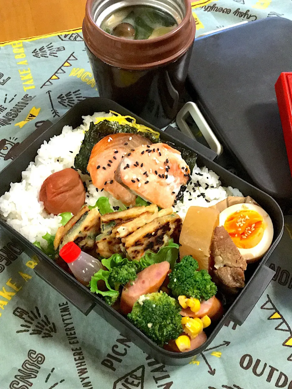 Snapdishの料理写真:旦那ちゃん弁当🎶
焼き鮭
チヂミ
ウインとブロッコリーのバターソテー
大根玉子の煮物
しめじとお豆腐の味噌汁|BooBooさん