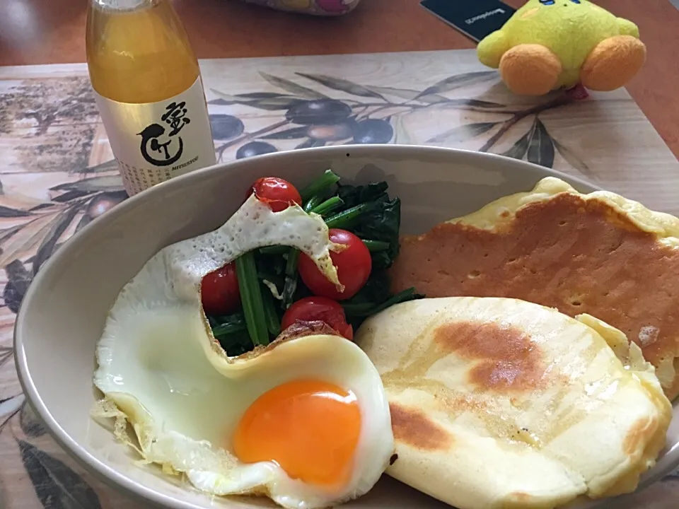 三重の蜂蜜🐝ホットケーキ|もっつぁさん