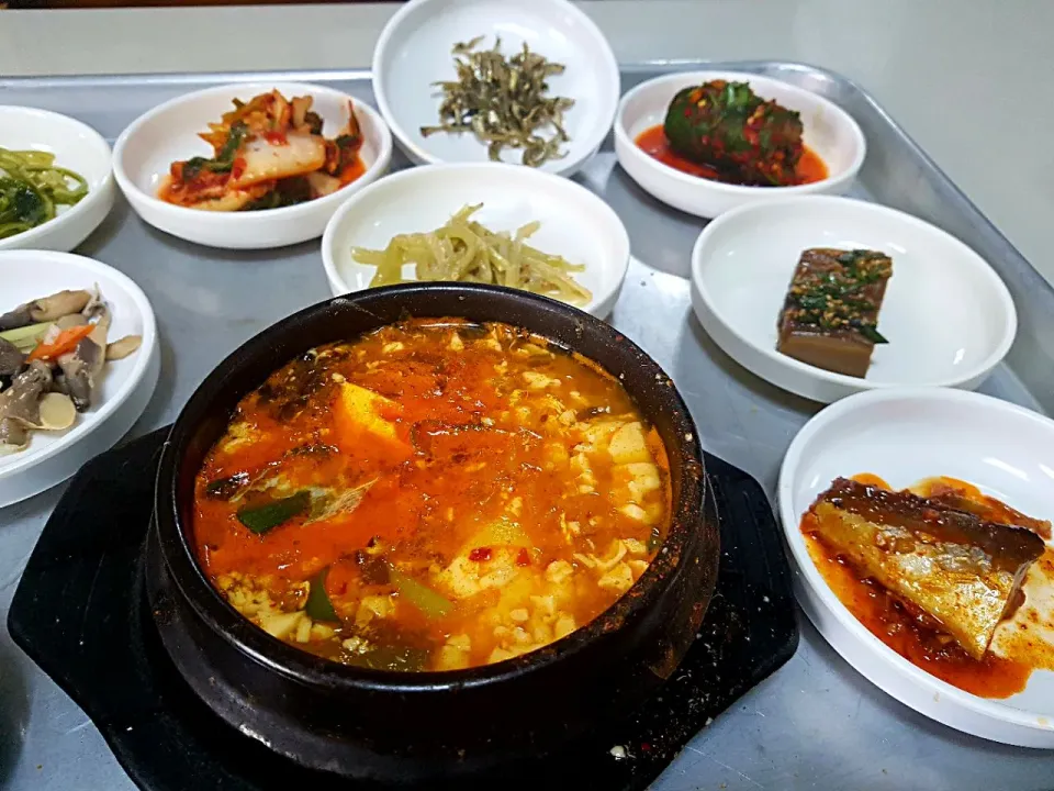 8첩반상 돼지고기 순두부찌개.

밑반찬은 1.머위볶음 2.도토리묵 3.배추김치 4.오이소박이 김치 5.고등어조림 6.미역줄기볶음 7.버섯볶음 8.멸치볶음  #순두부찌개 #한식

8帖盤上豚肉スンドゥブチゲ。

おかずは1ふき炒め2.ドトリムク3白菜キムチ4オイキムチキムチ5サバの煮付け6茎わかめ炒め|Parkさん